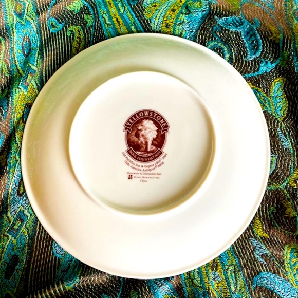 Yellowstone Old Faithful Inn Plate - Picture 3 of 6